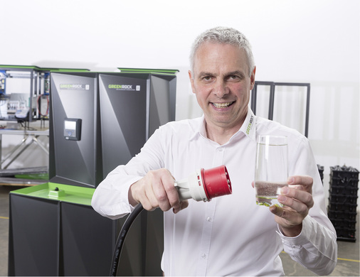<p>
</p>

<p>
Elektrolyse? Nein, ein Batteriespeicher. Firmenchef Helmut Mayer in der Fertigungshalle im österreichischen Vöcklamarkt. Der Salzwasserspeicher überzeugt immer mehr Installateure.
</p> - © Foto: BlueSky Energy

