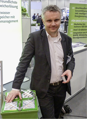 <p>
</p>

<p>
Der zweite Geschäftsführer: Thomas Krausse präsentiert seine Firma oft auch in Deutschland, hier auf der Energy Storage Europe in Düsseldorf.
</p> - © Foto: BlueSky Energy

