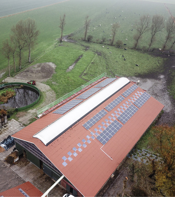 



Das Stallgebäude trägt rund 60 Kilowatt Photovoltaik, unterm Vordach steht der Speicher mit 65 Kilowattstunden Kapazität. Damit versorgt sich Henning Ommen weitgehend autark, deckt 70 Prozent seines Strombedarfs.
