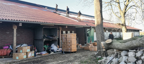 



Montage der Solarmodule auf dem Dach aus Wellfaserzement.
