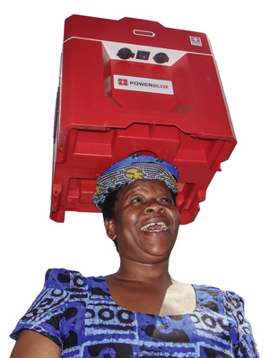 



Immer die Balance wahren: Eine Frau aus Tansania trägt den Speicher auf dem Kopf. Das gilt als äußerst rückenschonend.
