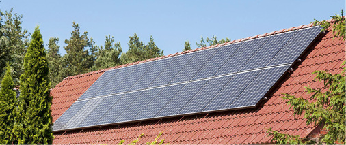 



Im Sommer kommt der Strom vom Sonnendach, die Brennstoffzelle läuft reduziert. In der Heizperiode übernimmt sie die Hauptlast in der Stromversorgung.
