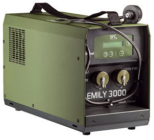 



Autarkes Gerät mit Brennstoffzelle der Bundeswehr. Es wird von der Firma SFC Energy gefertigt und mit Methanol betrieben. Der Strom ist beispielsweise für Funkgeräte gedacht.
