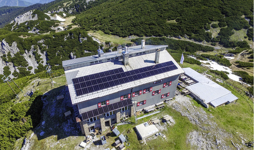 



Das Habsburghaus am Gipfel des Grieskogels wird fortan aus monokristallinen Solarmodulen versorgt. Rechts oben: Transport der Solarmodule zur Baustelle. Rechts: das Solardach der Berghütte.
