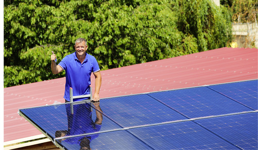 



Die Solarmodule zu installieren ist oft die leichteste Übung. Kompliziert wird es mitunter beim Anschluss ans Netz, bei der Frage, welcher Anschlusspunkt geeignet und bezahlbar ist.
