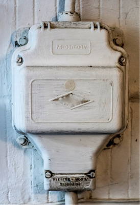 



Technisch ist der Anschluss von Solargeneratoren an das Niederspannungsnetz durch die VDE-AR-N 4105 geregelt. Sie wurde im November 2018 novelliert.
