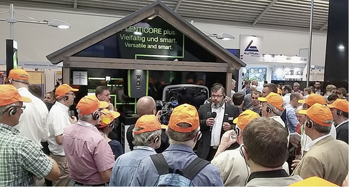 
PV Guided Tours: Thomas Garber stellt den Fachbesuchern die Innovationen vor.



