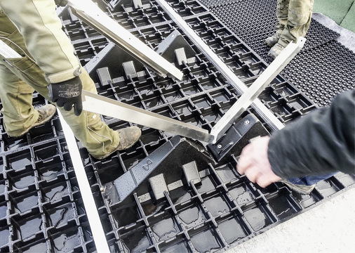 
Sun-Root-Montage auf dem Dach: Einsatz der Profile zur Aufnahme der Solarmodule. Das System gibt es für Süddächer und Dächer mit Ost-West-Ausrichtung.



