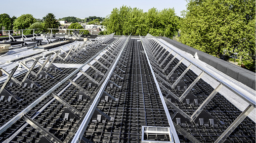 
Die Aufständerungen sind für Schneelasten bis 230 Kilogramm pro Quadratmeter zugelassen. Zudem wurden sie im Windkanal getestet, um ihre Eigenschaften bei Windsog zu verbessern. 



