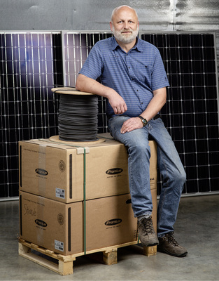 
Karl-Rudolf Maas hat Höhen und Tiefen im Solargeschäft hinter sich. Nun sieht er sehr gute Zeiten kommen, mit viel Arbeit.



