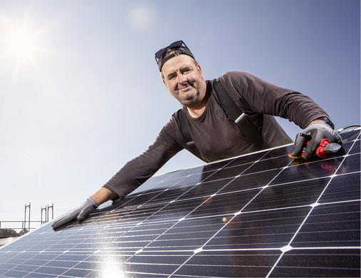 
Die Auftragslage ist ausgezeichnet. Langsam geraten die Installateure an den Rand ihrer Kapazitäten. Nun müssen sie Wachstum organisieren – für die kommenden Jahre.



