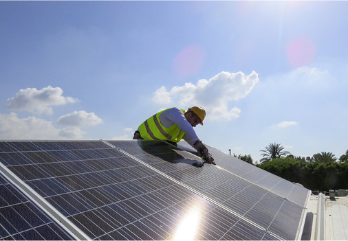 



ABB lieferte Wechselrichter für Anlagen auf rund 400 Villen in den Vereinigten Arabischen Emiraten.
