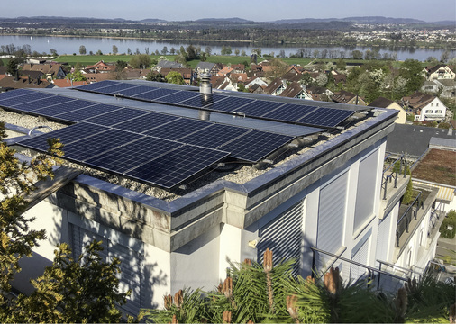 <p>
Die bestehende Solaranlage soll erweitert werden. Mehr Photovoltaik? Zusätzlicher Wasserspeicher? Solarthermie? Um diese Frage zu beantworten, rechnete der Planer verschiedene Varianten durch.
</p>

<p>
</p> - © Foto: Alain Aerni

