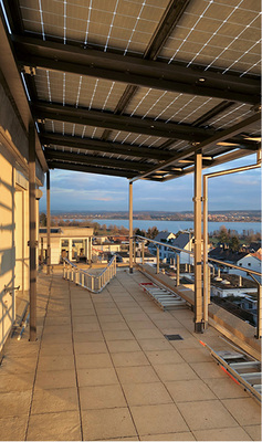 



Die Familie genießt den Seeblick jetzt im Schatten.
