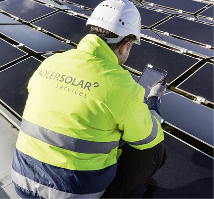 <p>
Betriebsüberwachung und Wartung sind nicht nur bei Solarparks wichtig. Zunehmend spielen sie auch bei gewerblichen Aufdachanlagen eine Rolle.
</p>

<p>
</p> - © Foto: Adler Solar

