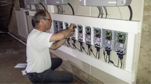 



Installation der Feuerwehrschalter FWS-112 an den DC-Zugängen der Wechselrichter.
