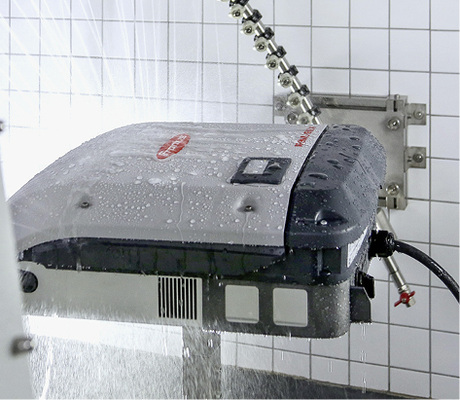 
Härtetest in der Klimakammer bei Fronius: Die Wechselrichter müssen unter anderem Nässe, Salznebel und starken Frost aushalten.



