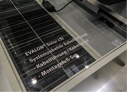 



Die Evalon-Solarbahnen liefern 450 Watt.
