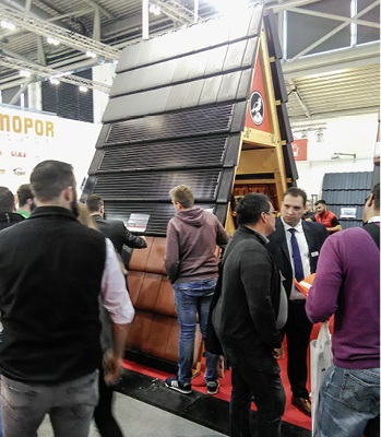 



Dicht umlagert: Messestand der Dachziegelwerke Nelskamp mit den Solardachziegeln G10 PV.
