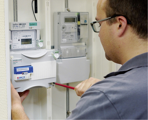 <p>
</p>

<p>
Ein Techniker der Stadtwerke Tübingen baut einen Smart Meter in den Musterzählerschrank ein.
</p> - © Foto: Südweststrom

