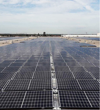 



Die Modulmontage ging dank des Wetters bei strahlend blauem Himmel besonders schnell voran.
