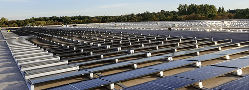 <p>
</p>

<p>
Solarstrom vom Dach: Mehr als 20.000 Module wurden auf dem Dach des Logistikzentrums von Pirelli installiert.
</p> - © Foto: Maxsolar

