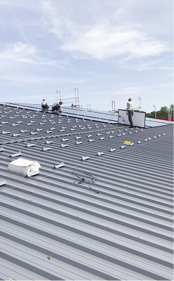 



Die Installateure von Schmidtlein Solartechnik bauten bei bestem Wetter die Anlage auf.
