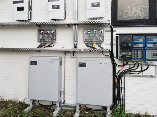 <p>
</p>

<p>
Alle Wechselrichter der Photovoltaikanlage (unten) und des Speichers (oben) wurden im Freien montiert.
</p> - © Foto: Powertrust

