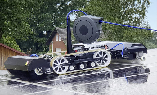



Der Reinigungsrobotor wird auch auf Dächern eingesetzt. Die Sicherung erfolgt über eine Seilrolle.

