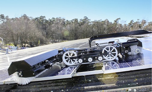 



Zwei Bürsten lassen sich versetzt anbauen, um eine Arbeitsbreite von 2,40 Metern zu erreichen.
