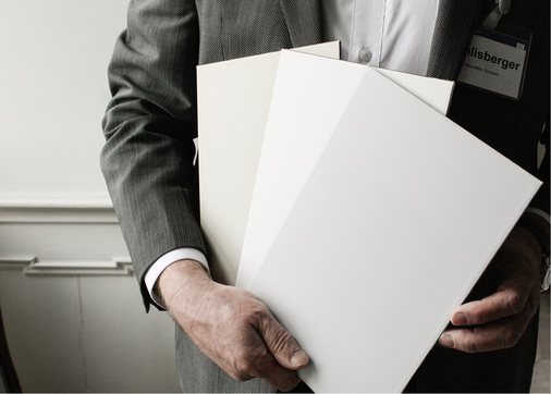 



Peter Roethlisberger von Solaxess präsentierte im Kloster Banz die neuen Solarmodule mit kristallinen Zellen. Sieht man doch, oder nicht?
