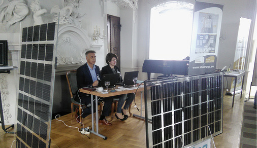 



Zur Verschattung von Büros oder zur Überkopfmontage: Dafür bieten sich die Glas-Glas-Module von Aleo Solar an.
