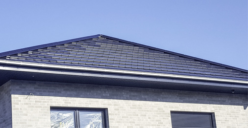 <p>
</p>

<p>
Die solaren Dachziegel sind kaum noch zu sehen. Die Hersteller haben darauf geachtet, dass sie so einfach wie möglich zu installieren sind. Denn nur das drückt den Preis und macht sie attraktiv für den Kunden.
</p> - © Foto: Nelskamp

