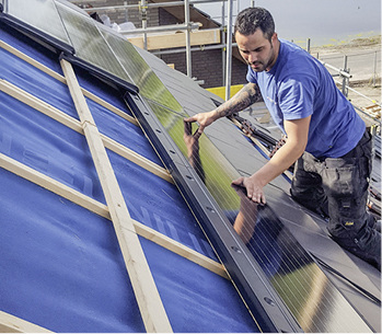 <p>
</p>

<p>
Die solaren Dachziegel verlegt der Handwerker genauso wie die normalen Ziegel.
</p> - © Foto: Nelskamp

