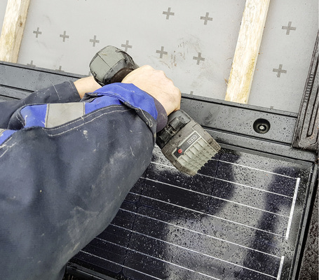 



Die solaren Dachziegel werden an der Lattung angeschraubt. Die Anbindung zum normalen Ziegel ist perfekt. 
