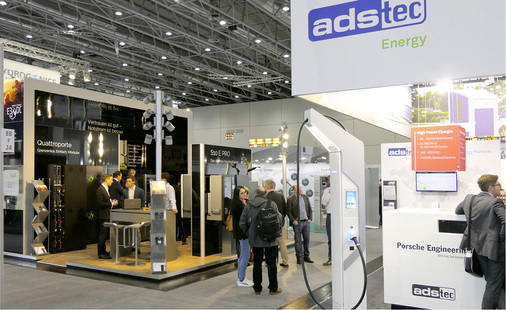 <p>
</p>

<p>
Am Stand von Ads-Tec war das Thema Elektromobilität sehr präsent. Der Strompuffer Powerbooster wurde zusammen mit Porsche entwickelt.
</p> - © Foto: Niels H. Petersen

