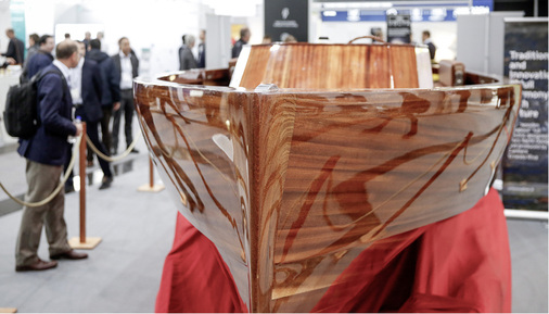 



Hingucker: Das edle Holzboot mit Batterieakkus von Ecovolta.
