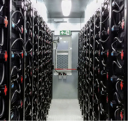 



Ein Gewerbespeicher mit Batterien von Ads-Tec.
