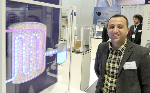 



Sargis Babayan vom Fraunhofer-Institut präsentiert seinen Wärmespeicher.
