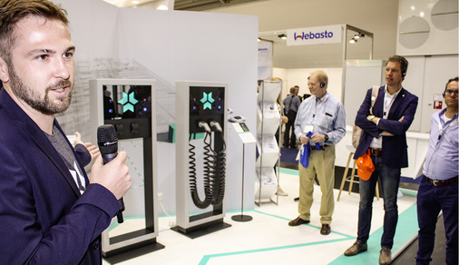 



Power2Drive 2018: Aufmerksam folgen Fachbesucher einer Präsentation am Messestand von Kreisel Electric.
