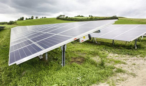 <p>
</p>

<p>
Dieser Solarpark bei Markt Küps in Oberfranken wurde von IBC Solar errichtet. Er leistet 3,5 Megawatt und liegt unmittelbar an der Bahnstrecke von Lichtenfels nach Kronach. Die Inbetriebnahme erfolgte im Herbst 2017.
</p> - © Foto: Heiko Schwarzburger

