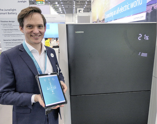 
Siemens-Manager Marlon Hassel präsentierte den neuen Speicher bereits auf der Messe ESE in Düsseldorf.



