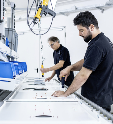 
Noch ist die Speicherfertigung teils Handarbeit. Mit der neuen Produktion wird sich das ändern.



