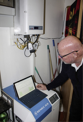 



Wilfrid Tschepe nutzt den Besuch, um die Ertragsdaten zu überprüfen – alles paletti.
