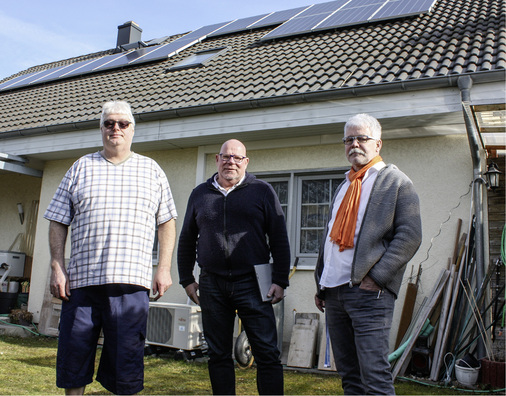 



Die Drei von der Solartankstelle: Neben Michael Unger und Wilfrid Tschepe steht Peter Doll, Geschäftsführer von Sun Peak.
