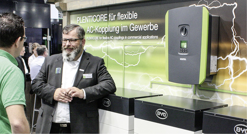 
Der Stand von Kostal auf der Intersolar 2018: Thomas Garber erklärt einem Besucher, welche Vorteile ein dreiphasiges System hat.



