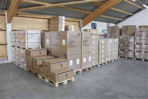 



Zum Versand vorbereitete Stromspeicher im Lager von EWS in Handewitt.
