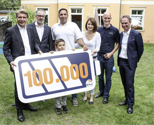 



Im Herbst 2018 feierte die Branche den 100.000. Stromspeicher: Er wurde von Sybac Solar in Eichwalde bei Berlin installiert – ein My Reserve von Solarwatt.
