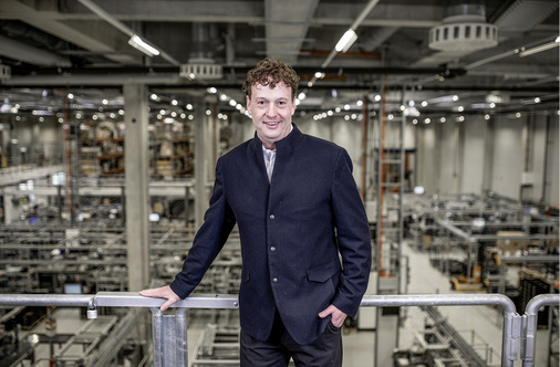 
Bald Herr über eine eigene Batteriezellfertigung? Sven Bauer in der Produktionshalle seines Unternehems BMZ.



