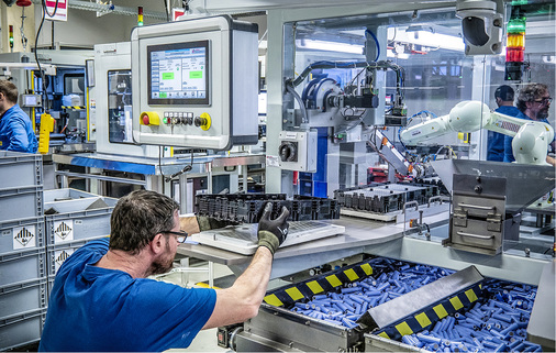 
Noch gibt es viel Handarbeit beim Aufbau der Batteriemodule.



